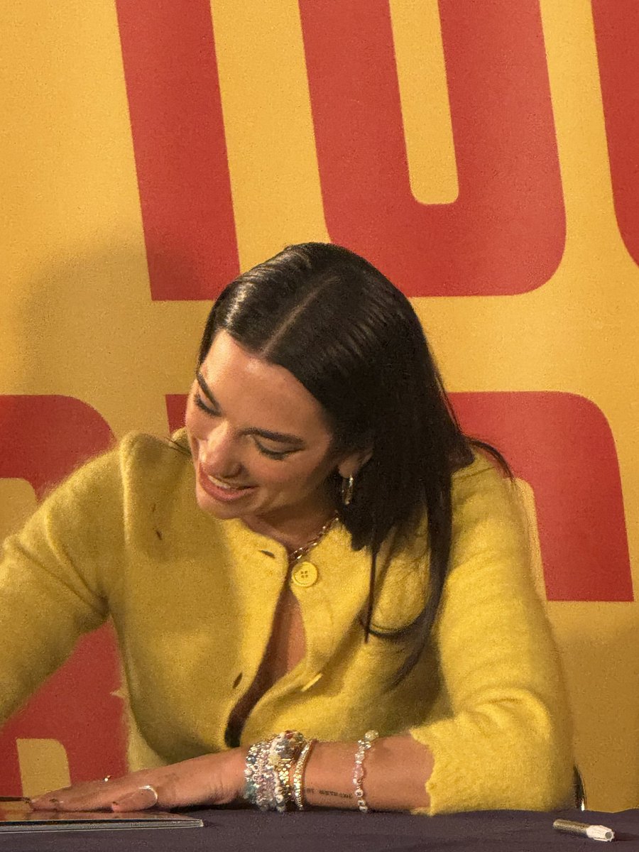 dualipacentral_'s tweet photo. Dua Lipa durante a tarde de autógrafos no Japão 💛 https://t.co/ShNwZm8xbB