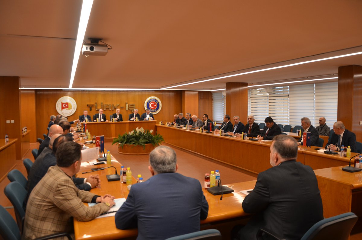 turkiskonf's tweet photo. TÜRK-İŞ Başkanlar Kurulu, 25. Çalışma Dönemi Altıncı Toplantısı, geçim ve çalışma şartlarının iyileştirilmesi kapsamında yürütülen "ZORDAYIZ GEÇİNEMİYORUZ" eylem programı, gelir ve vergide adalet, asgari ücret, örgütlenme, 2024 ve 2025 yıllarında emekli olacaklara bağlanacak emekli aylıkları gibi önem arz eden konuları ve çalışma hayatının gündeminde yer alan diğer meseleleri görüşmek üzere 15 Kasım 2024 Cuma günü Konfederasyon Genel Merkezinde toplanmıştır.

Toplantının ardından aşağıdaki şekilde TÜRK-İŞ Başkanlar Kurulu Bildirisi yayınlanmıştır.

TÜRK-İŞ BAŞKANLAR KURULU BİLDİRİSİ
(Ankara, 15 Kasım 2024)

1- TÜRK-İŞ Başkanlar Kurulu, ücretli çalışanların geçim ve çalışma şartlarının iyileştirilmesine, çalışma hayatında karşılaşılan sorunların duyurulmasına ve çözüm bulunmasına yönelik olarak Temmuz 2024’den bu yana sürdürülen eylem programını değerlendirmiştir. Ankara’da 20 Ekim 2024 günü yurdun dört bir yanından gelen 150 bini aşkın kişinin katılımıyla gerçekleştirilen “Emek Buluşması” mitingi bir dönüm noktası olmuştur. Mitinge destek ve katılım sağlayan üye sendika ve işçilerle emek dostları geleceğe umut veren bir dayanışma göstermiştir.

2- Gelir ve vergide adalet sağlanmalı, yaşama şartları iyileştirilmelidir. Ücretli çalışanlar üzerinde ağır bir vergi yükü bulunmaktadır. TÜRK-İŞ Başkanlar Kurulu, vergide adaletin sağlanmasına yönelik olarak işçi konfederasyonları tarafından hazırlanan “ortak görüşü” desteklemektedir. TÜRK-İŞ, HAK-İŞ ve DİSK Genel Başkanlarının TBMM’de grubu bulunan tüm siyasi partilerin Grup Başkanvekillikleri ile Plan ve Bütçe Komisyonu Başkanına 19 ve 20 Kasım 2024 tarihlerinde yapacakları ziyaretleri olumlu bulmakta, önerilen düzenlemelerin bir an önce uygulanmasını talep etmektedir.

3- Asgari ücret konusunda başta IMF olmak üzere uluslararası örgütlerden sermaye kuruluşu temsilcilerine kadar birçok kişi ve kurum, tutar veya artış oranı açıklamaktadır. Burada bir algı operasyonu yürütülmekte ve enflasyonla mücadele için düşük asgari ücret gerektiği savunulmaktadır. TÜRK-İŞ Başkanlar Kurulu bu yaklaşımı kabul etmemektedir.

TÜRK-İŞ Başkanlar Kurulu, asgari ücret konusunda bir rakam açıklamak yerine tespit yapılırken temel alınması gereken ilkelerin önemli olduğuna ve Komisyon çalışmalarında bu ilkelerin savunulması gerektiğine işaret etmektedir. 2025 yılı için tespit edilecek asgari ücret, işçi ve ailesinin günün ekonomik ve sosyal şartlarına göre insanca yaşamasını mümkün kılacak, insanlık onuruyla bağdaşacak bir düzeyde tespit edilmelidir.

4- Mevcut sistemde, 2024 yılında emekli aylığı başvurusunda bulunan işçilere 2025 yılında başvuru yapacaklara göre daha yüksek aylık bağlanacaktır. Bu durum hak kaybına yol açmakta, nitelikli işgücünün en verimli olduğu bir önemde işten ayrılmasına ve dolayısıyla işgücü kaybına sebep olacaktır. Emekli aylıklarında yaşanacak bu hak kaybının önüne geçilmesi için acilen bir düzenleme yapılmalıdır.

5- TÜRK-İŞ Başkanlar Kurulu, üye sendikalarımızda örgütlü işçilerin başta örgütlenme ve işten çıkarmalara karşı olmak üzere sürdürdükleri bütün meşru ve haklı mücadelesini, grev uygulamalarını desteklemektedir.