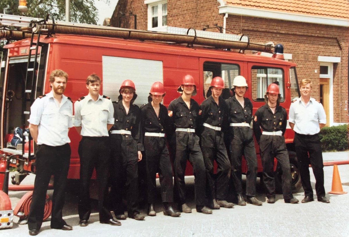 Kom op Facebook foto tegen uit 1985. Hoe jong dan!? Mannetje dat wat volwassener wil lijken door snorretje ben ik (witte helm). 40 jaar en 40 kilo geleden, tweede bij Nederlands Kampioenschap 🚒#jeugdbrandweer #Haaften <a href="/JeugdbrwN/">Jeugdbrw-Neerijnen</a>