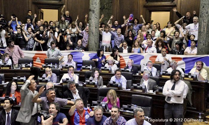 OyPSL's tweet photo. Estuvimos ahí, poniendo el pecho. Lo seguimos haciendo. Lo volveremos a hacer. Sin salvadores ni recetas mágicas, con la gente de #SanLorenzo.

A 12 años del 15 de noviembre de 2012, cuando conseguimos la Ley de Restitución Histórica.

Queremos el Estadio en Av. La Plata 💙❤️ https://t.co/JjMLV4NrdP