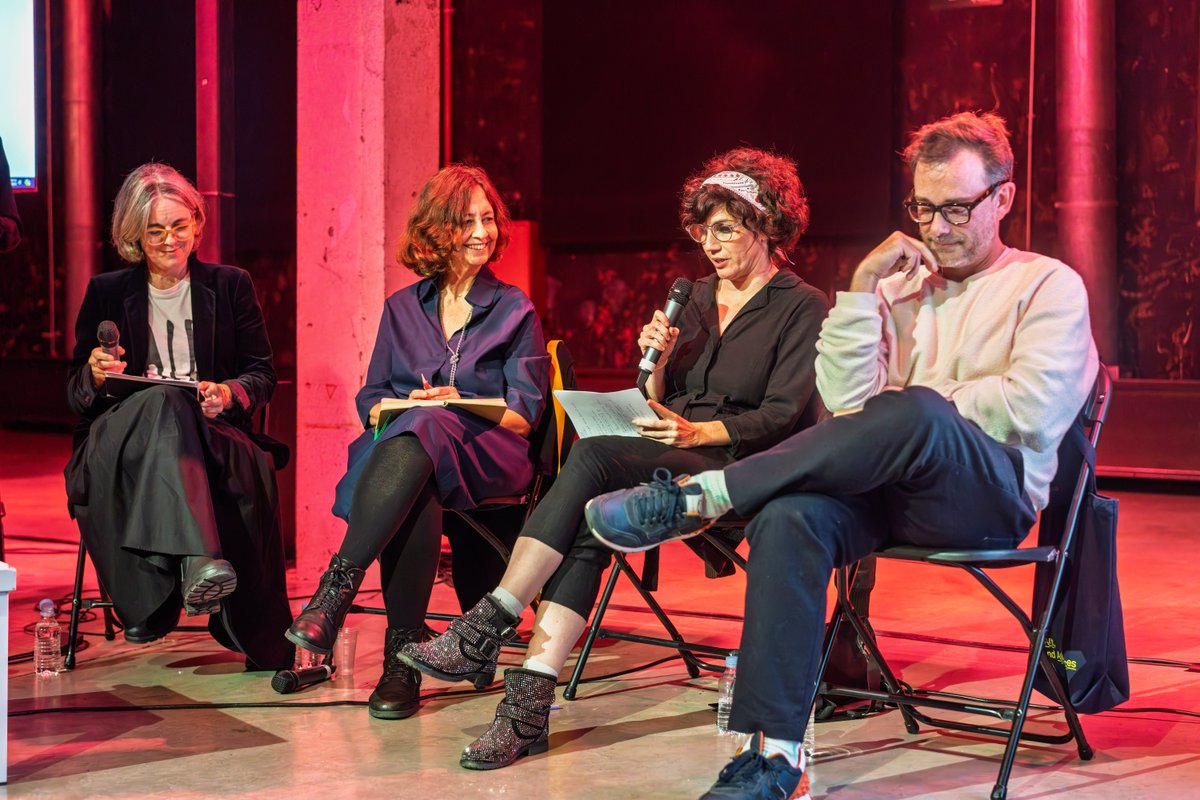 🌳 La pasada semana se celebró ‘Mirar fuera para mirar hacia dentro’. Ttaller y y recorrido por la colonia del Pico del Pañuelo, con Iago Carro <a href="/ergosfera_org/">Ergosfera</a>. La jornada finalizó con una mesa redonda con @nataliabalseiro, Marta Román, <a href="/congosto_/">raquel congosto</a> y <a href="/urielfogue/">Uriel Fogué</a>.

#Matadero100Años