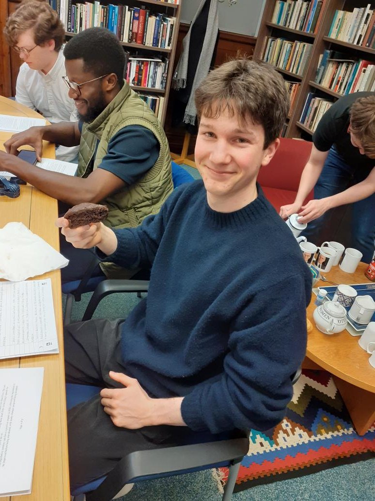 Class enjoying cake by <a href="/NGoodwin9121/">Nick Goodwin</a> for today's <a href="/UniOfHull/">University of Hull</a>  <a href="/PoliticsatHull/">Politics at Hull</a> Contemporary House of Commons class