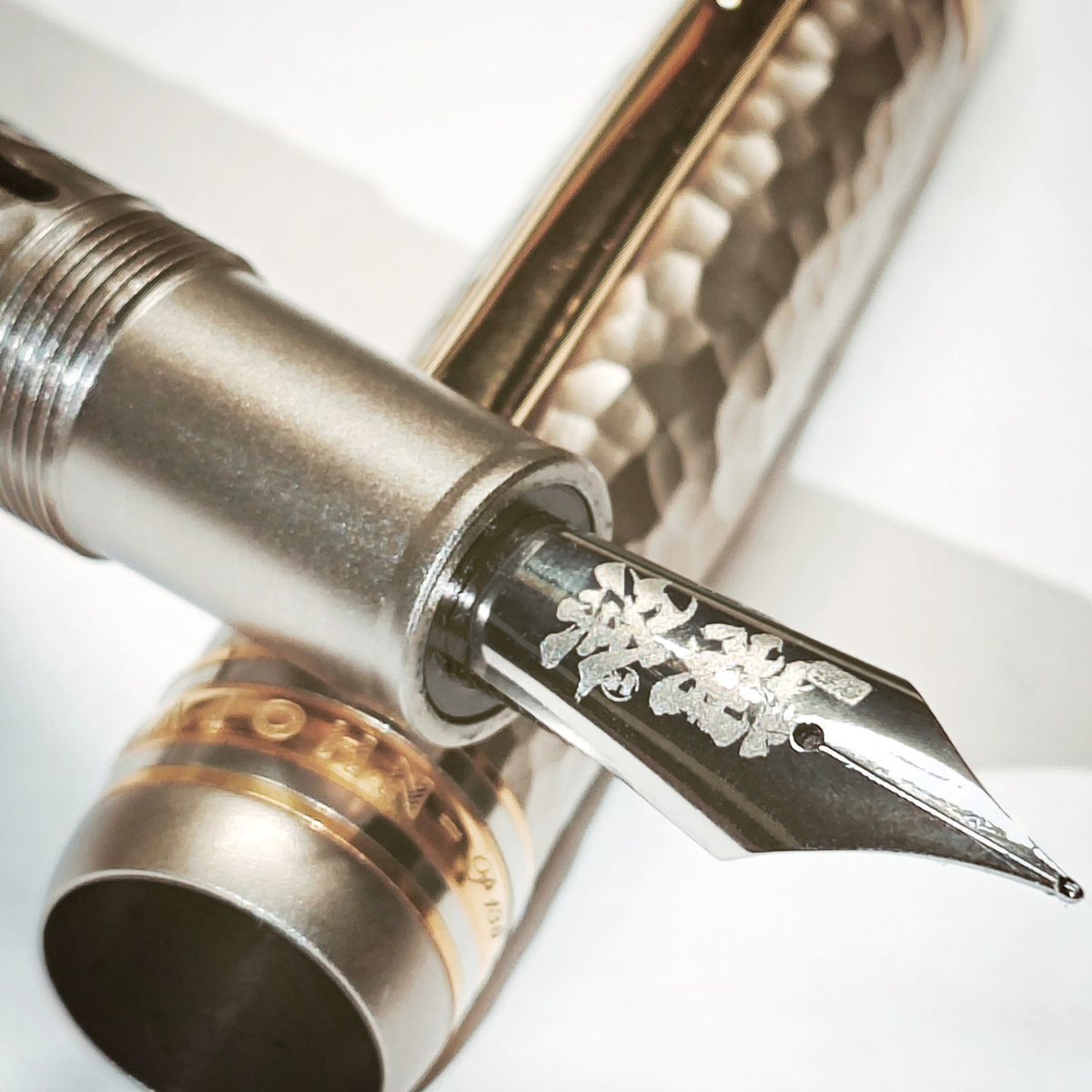 specialcloud's tweet image. 自有品牌临近营业了，每天都在不断的肯定和否定自己中度过...偷摸先拿logo做了个笔尖，祝自己一切顺利^^