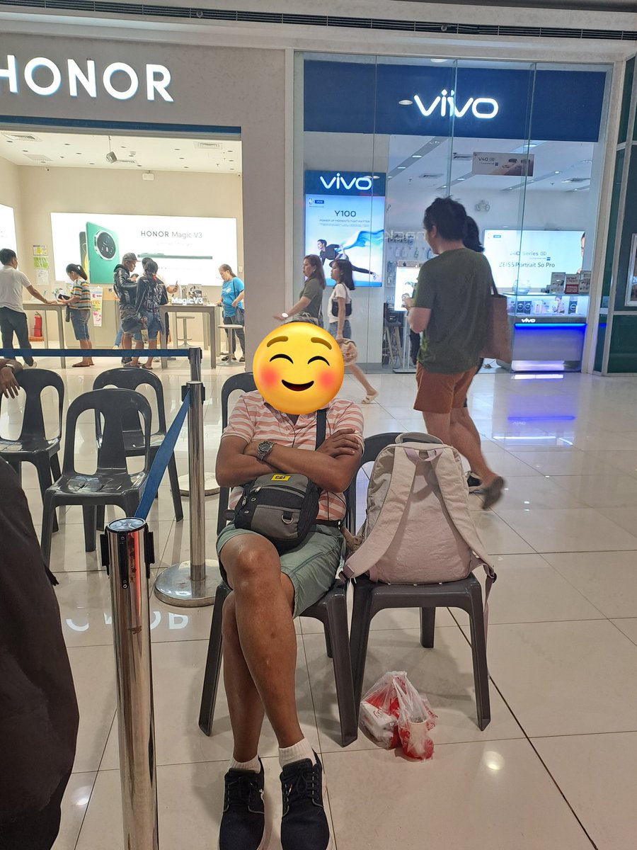hanshuaaa_min's tweet photo. Before this day ends, I wanna thank my father for supporting me sa pagiging fan girl ko 😭 woke up early para mahatid ako at samahan sa sm mag pila kanina pa since 6am hanggang 4:30pm 🥺 kami last umuwi huhu and also bought me food for lunch :((( concert buddy ko sana sya ehhh + https://t.co/kpKaCrt4Zv