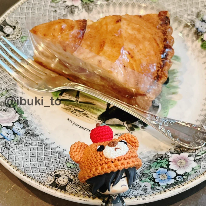 こよみ堂のねきちさん()よりこえ守のりんごっくまぼうしをお迎えしました! にこにこでリンゴタルトとツーショットのこえだです (о●∀`о)おそろいこぺ!