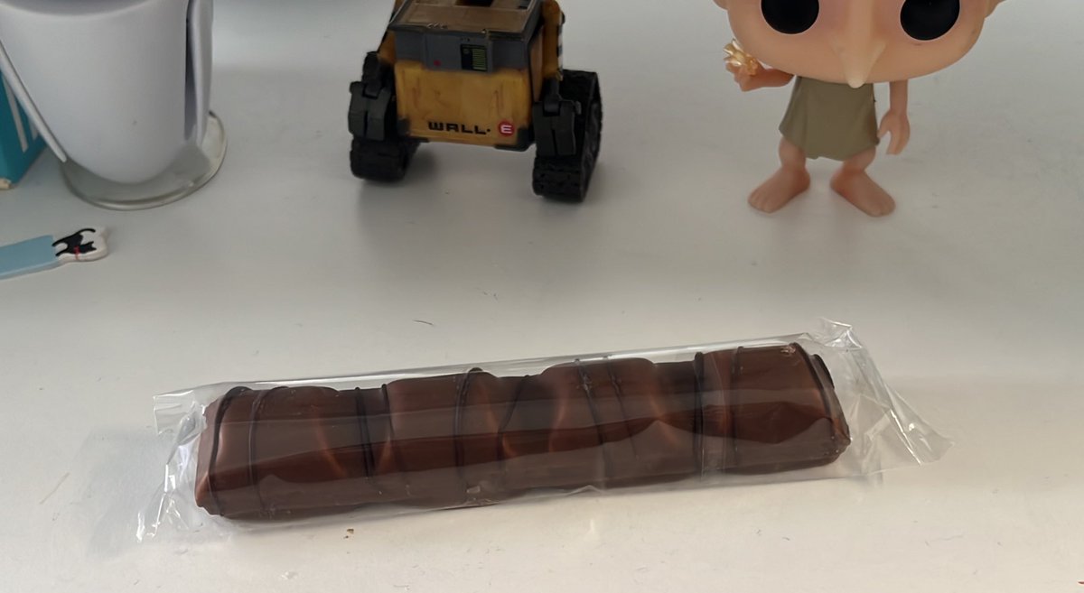 J’ai un collègue qui me voit me renfermer un peu depuis quelque temps, période compliquée mais je n’en parle pas au boulot. Aujourd’hui il a vu ma tête, n’a rien dit et m’a juste déposé ça après le déjeuner, en me disant « ça résout rien, mais ça fait du bien » ♥️