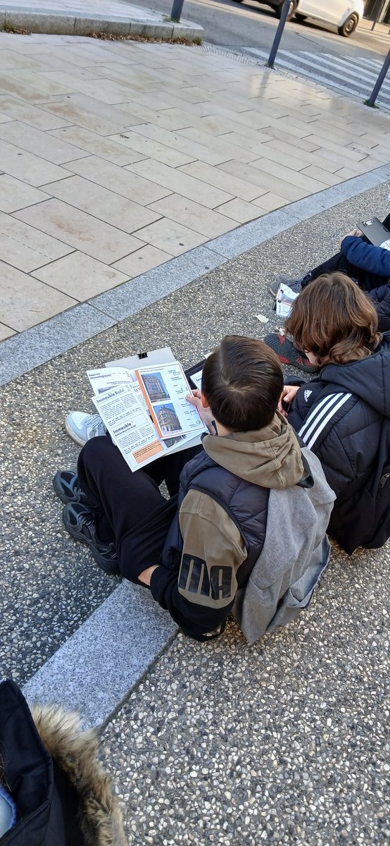 Et si on levait un peu les yeux en visitant Valence ? Rallye #architecture ce matin pour les 4e4 du <a href="/CollegeGeGaud/">Collège Gérard Gaud</a> 
Merci au CAUE de la #Drôme pour la visite guidée et à <a href="/Prefet26/">Préfète de la Drôme 🇫🇷🇪🇺</a> de nous avoir permis de découvrir l'aile résidentielle de la Préfecture.