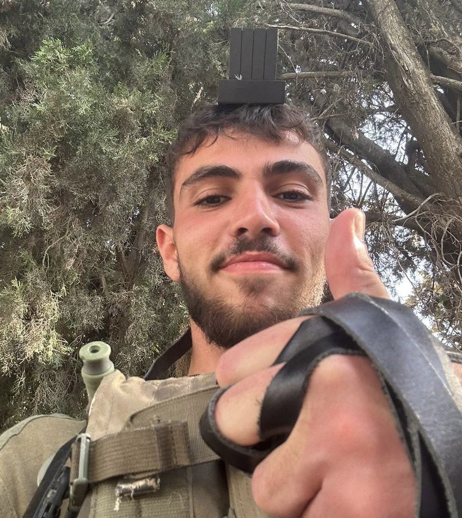 JeremBenhaim's tweet photo. Il y a 3 jours, #Tsahal annonçait la mort du sergent Navé Yair Assouline, 21 ans, tué à #Gaza lors de combats contre le #Hamas.

Voici la lettre très émouvante qu’il nous a laissée si jamais il devait perdre la vie. Merci à tous ceux qui prendront le temps de la lire…

« J'espère devoir brûler ces pages à la fin de la guerre - mais si elles doivent servir, que ce soit pour le bien. Si vous lisez ceci, c'est que le pire est probablement arrivé, mais sachez, du fond du cœur, que je suis fier de ce que j'ai fait et je ne le regrette pas un instant.

Je considère comme un grand privilège de poursuivre la voie de nos ancêtres en Terre d'Israël, de combattre pour cette terre et de faire justice à nos frères juifs massacrés pour leur simple appartenance au peuple juif.

Ne vous laissez pas submerger par la tristesse de ce qui s'est passé car je suis dans un endroit meilleur, continuant à veiller sur vous de là-haut, où il n'y a plus de danger et d'où je peux mieux vous protéger.

J'ai une requête pour tous mes proches, ma famille, mes amis et tout le peuple d'Israël - soyez bons les uns envers les autres, aimez davantage, soyez plus solidaires, plus patients, devenez de meilleures personnes envers vous-mêmes et envers votre entourage.

Peut-être que toute cette tragédie aurait pu être évitée sans les divisions qui ont déchiré notre peuple. N'oublions pas que c'est la haine gratuite qui a causé la destruction du Temple et de notre nation, nous condamnant à 2000 longues années d'exil, et à peine revenus sur notre terre, cette même haine gratuite est réapparue, accompagnée de cette terrible tragédie que nous avons vécue.

Continuez à vivre ! Même si je ne suis plus physiquement parmi vous, je reste à vos côtés et je vous observe, présent partout, même lors des événements à venir, je serai là, je vous le promets.

Souriez, riez, aimez et profitez de chaque instant car on ne vit qu'une fois - ce n'est pas un cliché, c'est la pure vérité. S'il faut mourir, alors que ce soit pour la Terre d'Israël, c'est le plus grand privilège et le plus grand commandement qu'un être humain, et plus particulièrement un Juif, puisse accomplir. 

Comme le dise nos sages "Celui qui sauve une vie d'Israël, c'est comme s'il sauvait un monde entier".

Je suis donc parti pour protéger et sauver mon peuple. »

J’ai vraiment le cœur brisé… 💔
Ce qu’il dit est tellement juste.

Que la mémoire de ce héros d’Israël soit à jamais une bénédiction. 🕯️