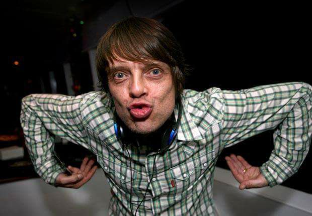 MAGNETMagazine's tweet image. Happy birthday #GaryMounfield (@thestoneroses, @ScreamOfficial). It’s a beautiful life. Free music from #FreeBass, #Mani’s low-end project with @peterhook (@joydivision, @neworder) and @AndyRourkeMusic (@Smiths_Official), via MAGNET: magnetmagazine.com/2010/12/11/mp3…