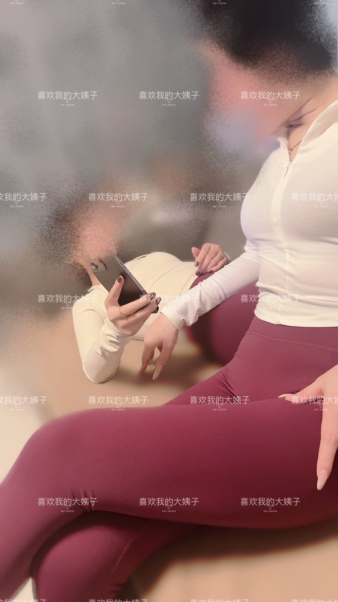 我刚把碗刷好，姐妹俩聊天呢，又在研究去哪里玩，大姐喊着老婆去老君山呢
我随口说一句，你们健身完以后怎么也不换衣服，还是穿着瑜伽服，大姐说穿着挺舒服的，换什么？
我开玩笑的说，这种紧身的很显身材，你们这走在马路上，回头率肯定高
大姐说，你看习惯了吧，天天看，我和大姐对话，老婆也没插嘴，在玩手机，我现在在楼道抽烟呢
