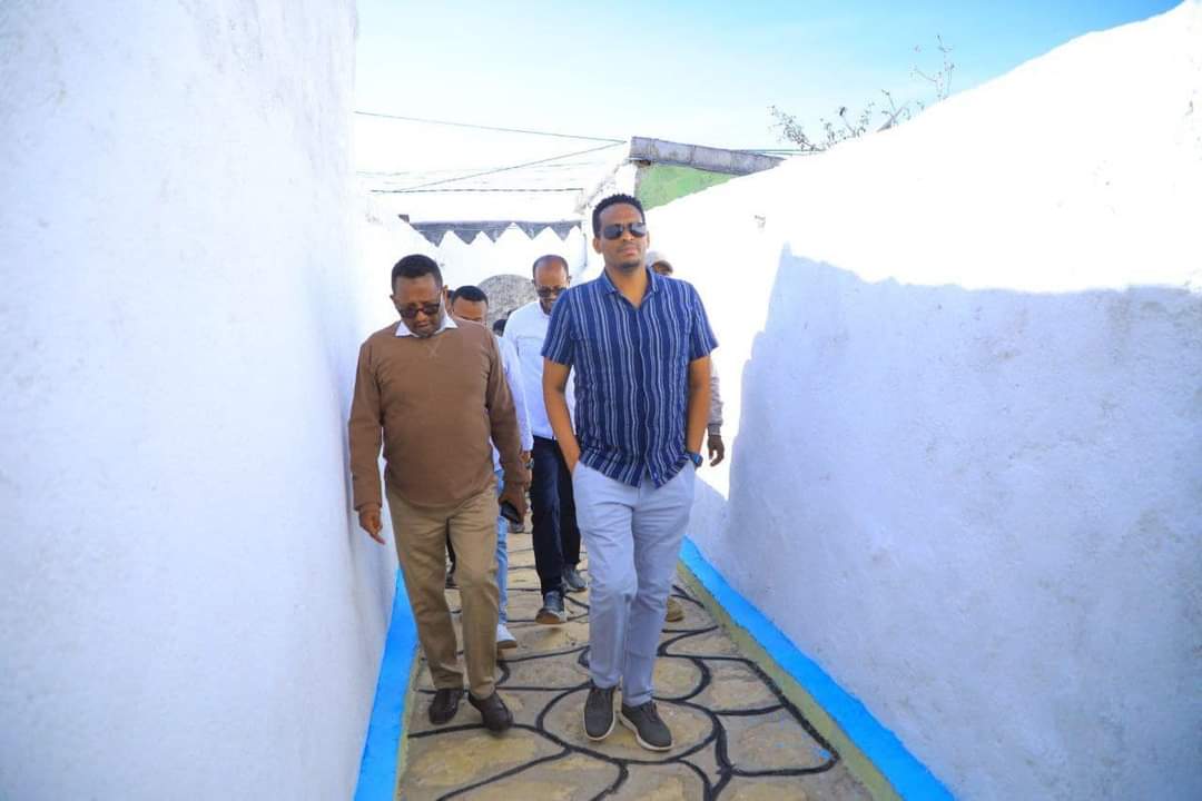HarariGovComm's tweet photo. የጁገል ኮሪደር መልሶ ልማት ስራ ተጠናክሮ ይቀጥላል-አቶ ኦርዲን በድሪ

ሀረር ህዳር 6/2017(ሀክመኮ):-የጁገል ኮሪደር መልሶ ልማት ስራን አጠናክሮ ለማስቀጠል እንደሚሰራ የሀረሪ ክልል ርዕሰ መስተዳድር አቶ ኦርዲን በድሪ ገለፁ። https://t.co/hJlt8PILqj