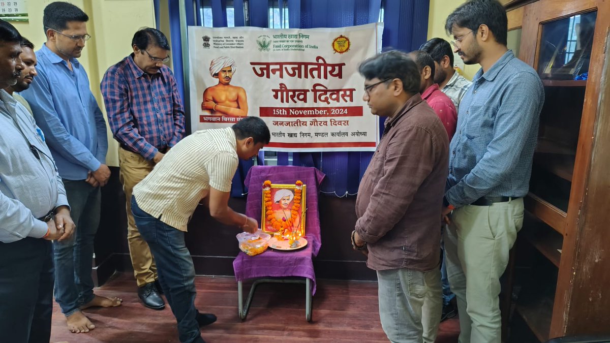 fcidoayodhya's tweet photo. #भारतीय_खाद्य_निगम, मं.का.,अयोध्या और अधीनस्थ डिपो में #जनजातीय_गौरव_दिवस और #भगवान_बिरसा_मुंडा की 150वीं जयंती के अवसर पर आयोजित समारोह में अधिकारियों/कर्मचारियों द्वारा भगवान बिरसा मुंडा के चित्र पर पुष्प अर्पित कर उनके संघर्षों और बलिदानों को याद किया गया ।
#birsamundajayanti https://t.co/Uh2aT3UwXu