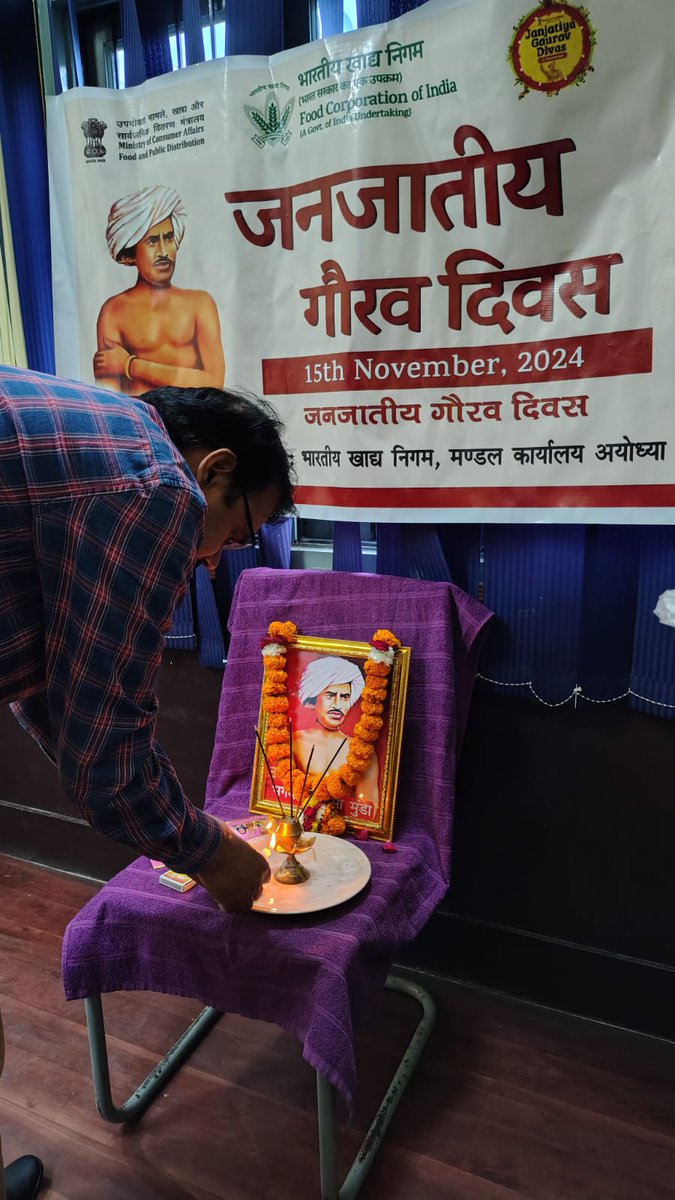 fcidoayodhya's tweet photo. #भारतीय_खाद्य_निगम, मं.का.,अयोध्या और अधीनस्थ डिपो में #जनजातीय_गौरव_दिवस और #भगवान_बिरसा_मुंडा की 150वीं जयंती के अवसर पर आयोजित समारोह में अधिकारियों/कर्मचारियों द्वारा भगवान बिरसा मुंडा के चित्र पर पुष्प अर्पित कर उनके संघर्षों और बलिदानों को याद किया गया ।
#birsamundajayanti https://t.co/Uh2aT3UwXu