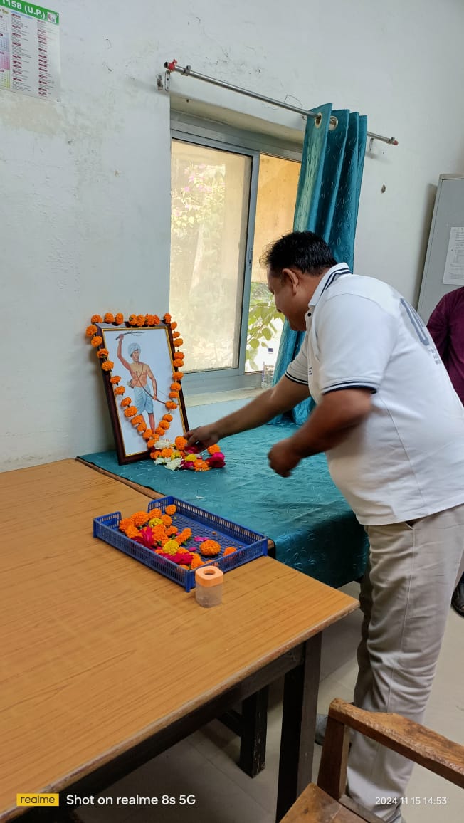 fcidoayodhya's tweet photo. #भारतीय_खाद्य_निगम, मं.का.,अयोध्या और अधीनस्थ डिपो में #जनजातीय_गौरव_दिवस और #भगवान_बिरसा_मुंडा की 150वीं जयंती के अवसर पर आयोजित समारोह में अधिकारियों/कर्मचारियों द्वारा भगवान बिरसा मुंडा के चित्र पर पुष्प अर्पित कर उनके संघर्षों और बलिदानों को याद किया गया ।
#birsamundajayanti https://t.co/Uh2aT3UwXu