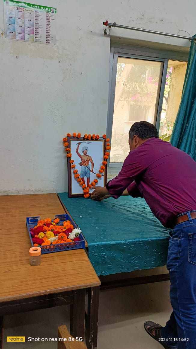 fcidoayodhya's tweet photo. #भारतीय_खाद्य_निगम, मं.का.,अयोध्या और अधीनस्थ डिपो में #जनजातीय_गौरव_दिवस और #भगवान_बिरसा_मुंडा की 150वीं जयंती के अवसर पर आयोजित समारोह में अधिकारियों/कर्मचारियों द्वारा भगवान बिरसा मुंडा के चित्र पर पुष्प अर्पित कर उनके संघर्षों और बलिदानों को याद किया गया ।
#birsamundajayanti https://t.co/Uh2aT3UwXu