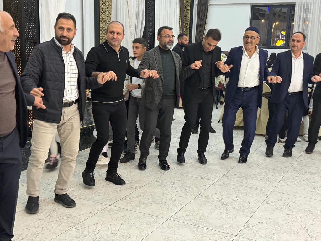 kulp_ak's tweet photo. AK Parti İlçe Başkanımız Sn Abdulselam TOPRAK, Oruç ve Çiçek Ailesinin düğün törenine katıldı. Genç çiftimize mutluluklar diliyoruz. Allah mesut ve bahtiyar etsin.
@erkankandemir 
@yukselmuslum27 
@agral_abdullah 
@RasitOcak 
@Akparti https://t.co/xSlCRMDGEC