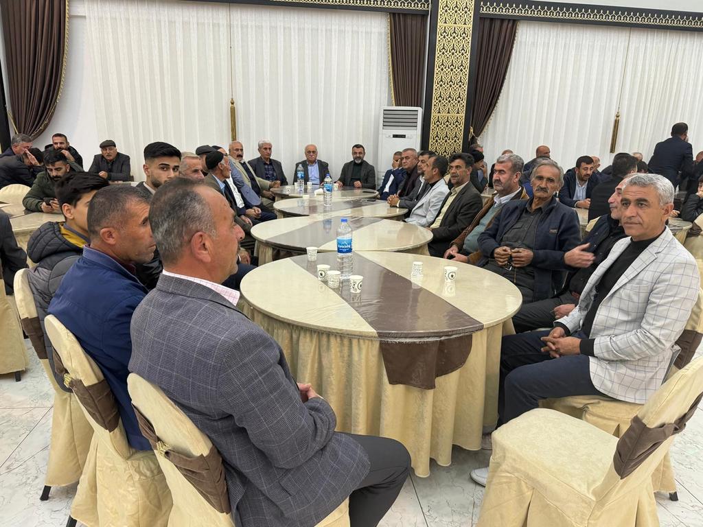 kulp_ak's tweet photo. AK Parti İlçe Başkanımız Sn Abdulselam TOPRAK, Oruç ve Çiçek Ailesinin düğün törenine katıldı. Genç çiftimize mutluluklar diliyoruz. Allah mesut ve bahtiyar etsin.
@erkankandemir 
@yukselmuslum27 
@agral_abdullah 
@RasitOcak 
@Akparti https://t.co/xSlCRMDGEC