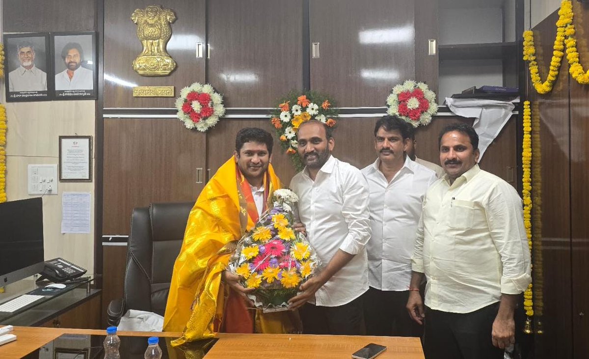 SambaYeluri's tweet photo. విజయవాడలో ఏపీ స్టేట్ ఫైబర్ నెట్ లిమిటెడ్ ఛైర్మన్ గా జీవీరెడ్డి భాధ్యతలు స్వీకరణ కార్యక్రమంలో ఎమ్మెల్యేలు కాకర్ల సురేష్ గారు,ఇంటూరి నాగేశ్వరావు గార్లతో కలిసి అభినందనలు తెలియజేయడం జరిగింది.
#YeluriSambasivaRao
#MLAYeluri #ParchurMLA https://t.co/Qsxt2cVk7W