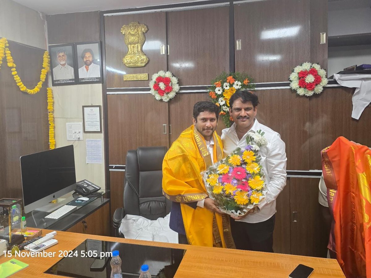SambaYeluri's tweet photo. విజయవాడలో ఏపీ స్టేట్ ఫైబర్ నెట్ లిమిటెడ్ ఛైర్మన్ గా జీవీరెడ్డి భాధ్యతలు స్వీకరణ కార్యక్రమంలో ఎమ్మెల్యేలు కాకర్ల సురేష్ గారు,ఇంటూరి నాగేశ్వరావు గార్లతో కలిసి అభినందనలు తెలియజేయడం జరిగింది.
#YeluriSambasivaRao
#MLAYeluri #ParchurMLA https://t.co/Qsxt2cVk7W