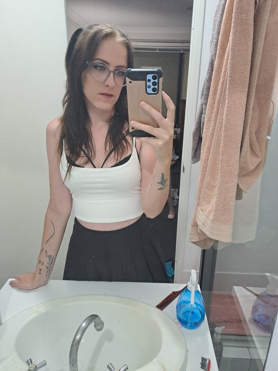 PotatoQueentv's tweet photo. Ready for a night out 😊

#hoshi https://t.co/dkIhZMOytR