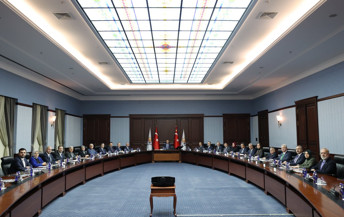 Akparti's tweet photo. Genel Başkanımız ve Cumhurbaşkanımız Recep Tayyip Erdoğan başkanlığında Merkez Yürütme Kurulu (MYK) toplandı. https://t.co/kTViXiLqBy