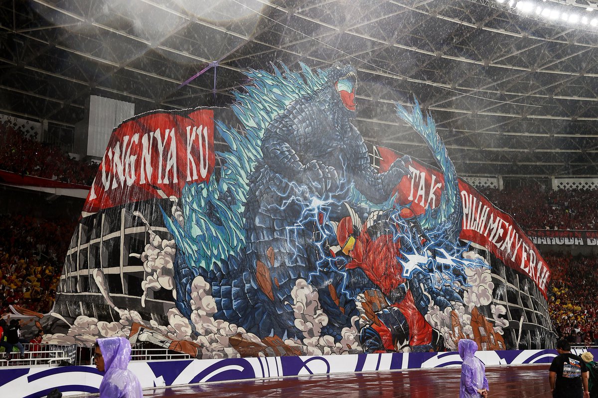 インドネシア代表サポーターのコレオ🇮🇩　ゴジラ＝日本代表をやっつける？🦖🇯🇵

📸Getty Images