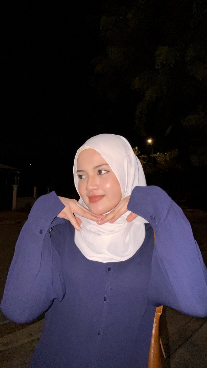 _zahwareza's tweet photo. I dah pernah post dekat close friends, tapi nak korang tahu juga. I happy sekarang sebab I prep my skin using 1 product je. Makeup onz sampai malam walaupun tudung putih wiwiwiwi 🐳 https://t.co/LvHz7BTe5l