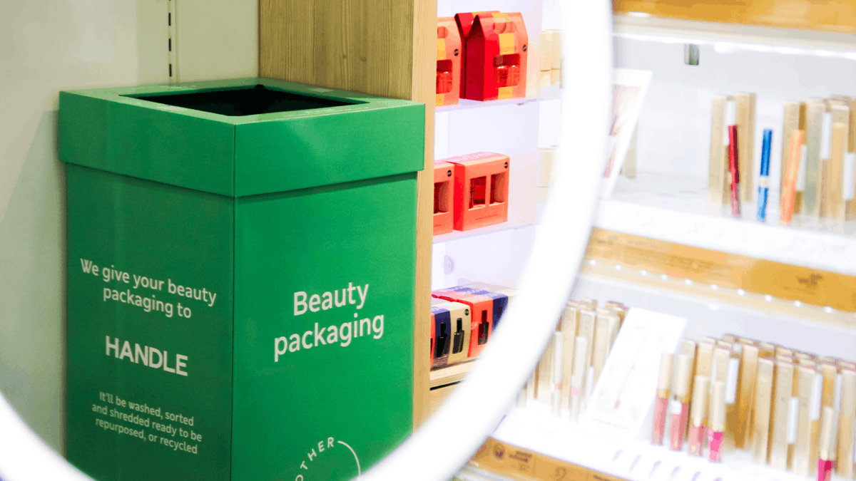 ZigZagGlobal's tweet image. .@marksandspencer has grown its Beauty #Takeback Scheme, in partnership with #HANDLE, to an impressive 100 stores across the UK. 

The sustainability initiative has already stopped a 'small car's" worth of plastic &amp;amp; aluminium from heading to landfill!
hubs.la/Q02Yl32S0