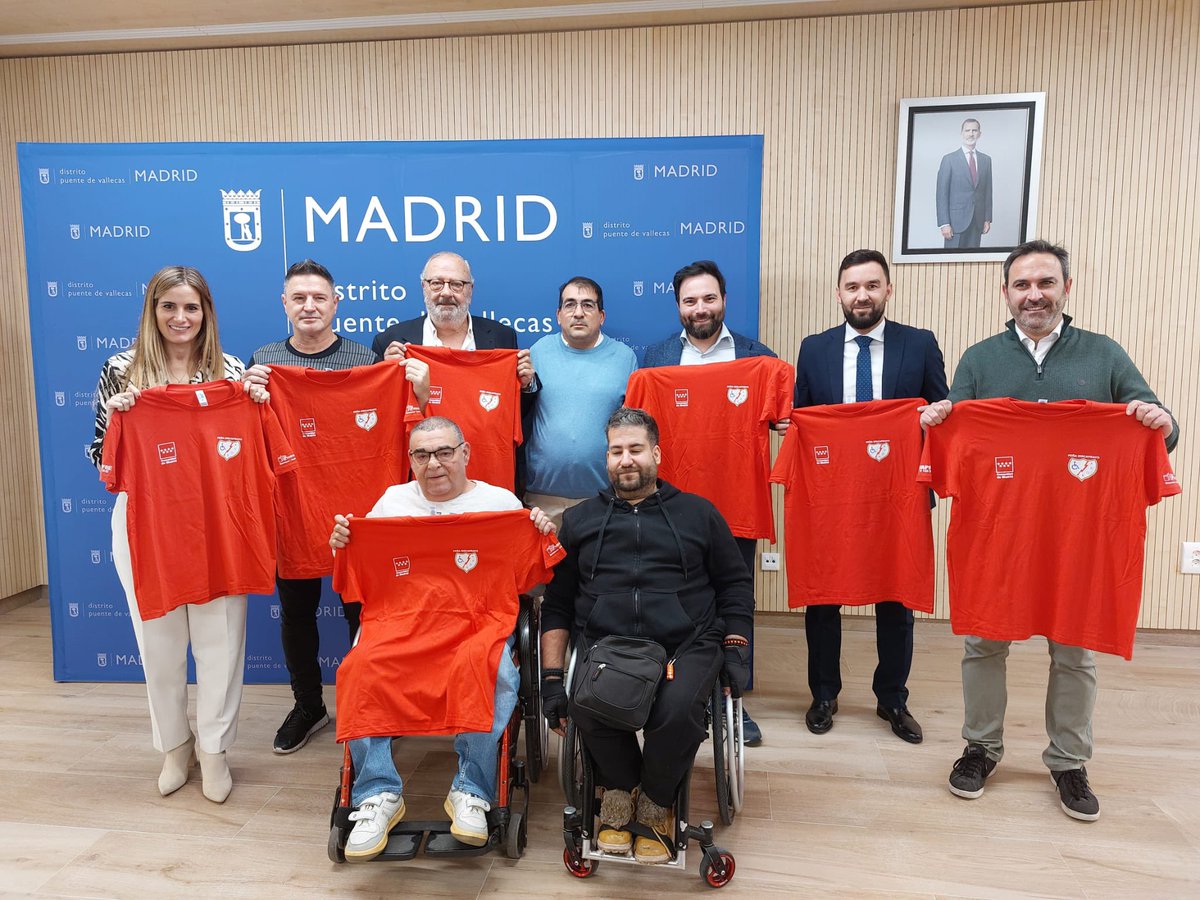PelegrinaLuis's tweet photo. En la presentación del partido solidario organizado por #DiscapRayo en donde colabora el @PPteVallecas 

Gracias a @SoniaCQ @AngelNinoQ y mi compañero @navarromoralesa por ayudar a que este evento salga adelante y gracias al presidente de la asociación Javier Serra por su trabajo https://t.co/02jzmsFY3L