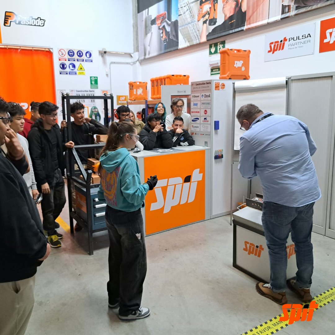 SPITAndorra's tweet photo. Formació amb l'institut Provençana @IProvensana , amb la clavadora PREM i la clavadora de Pólvora.

#NeverStopBuilding #Spit #formacio https://t.co/LWRApcED3B
