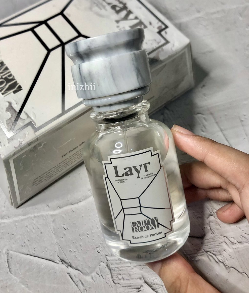 Aaa parfum layr ini enakk! Kayak lg di kamar baru yg bnr2 blm diisi apa2. Atau gampangnya, wangi bbrp kertas yg dikipas2in. Unikkk, skin scent 🥹

No more empty heart because you have an “empty room”….. jiaaah. Nyaman wanginyaa