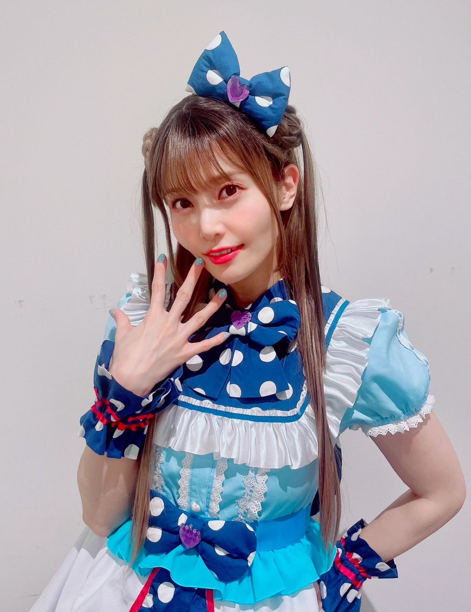 nichika1015's tweet photo. 月川ちり🌙🦚かしこまりなさ〜い！！
ちりしゃんお誕生日おめでとう🎊大好物の栗きんとんお正月にまた抱えて食べるね🤍お花を生ける時、いつもちりが居てくれるよ💐あとばっちい時も！笑
来年も一緒にライブに立ってみんなと夢いっぱい輝かせていけますように🎀✊✌️🖐️
#pripara #月川ちり生誕祭2024 https://t.co/T3rcP3qNlQ