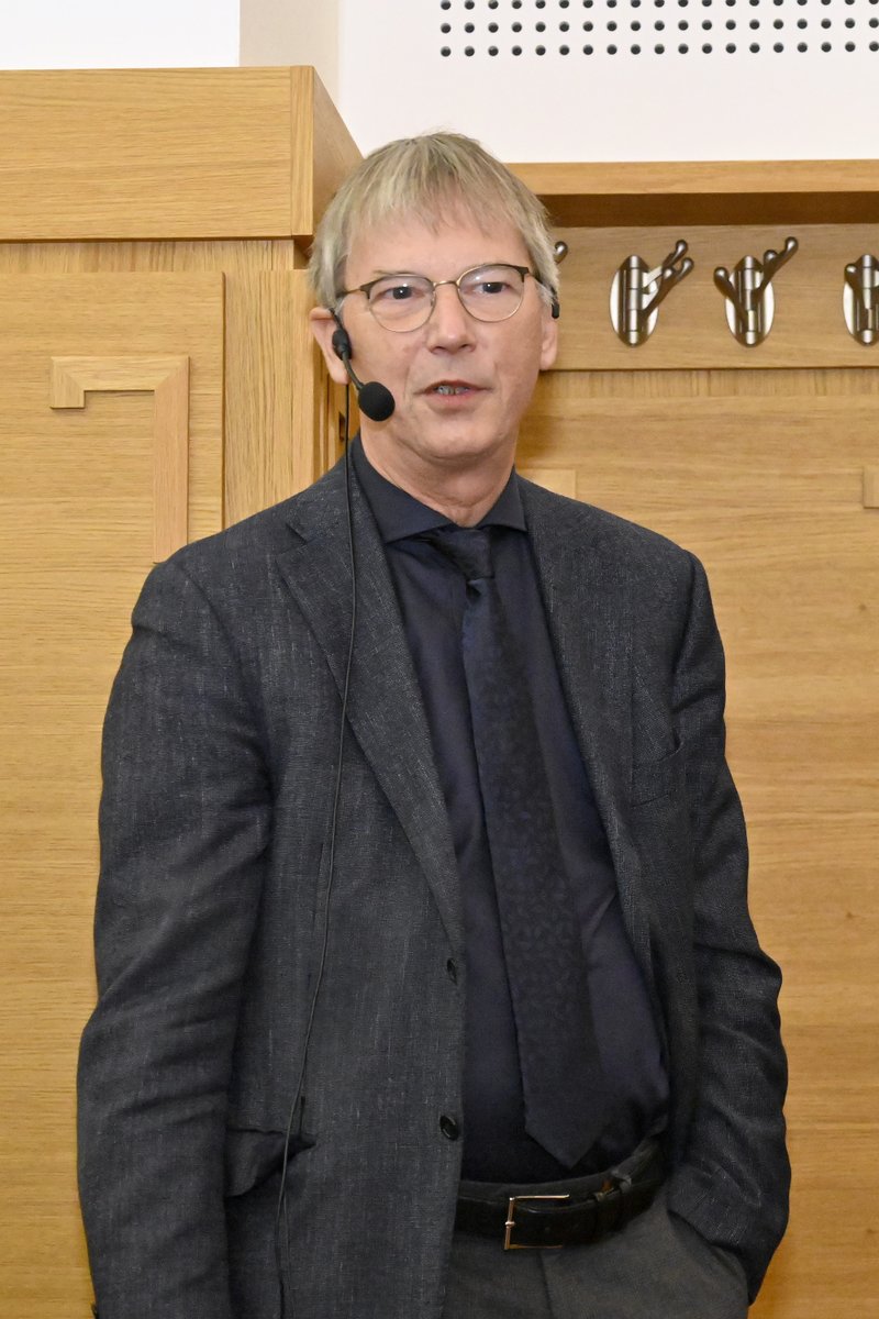 IOCBPrague's tweet image. A great pleasure and scientific feast to host Prof. Hans-Georg Kräusslich @UniHeidelberg today for the annual #TonyHolýLecture! He shared a fascinating story of the early phase of HIV-1 replication and received the Tony Holý Lecture Award from IOCB director Prof. @Konvalinka_Jan.