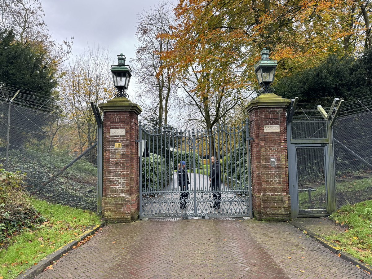 Poorten Catshuis zitten nog dicht. Hier vergadert de ministerraad, waar zojuist staatssecretaris Achahbar (geboren in Marokko) haar vertrek heeft aangekondigd uit onvrede over de integratiediscussie in het kabinet.