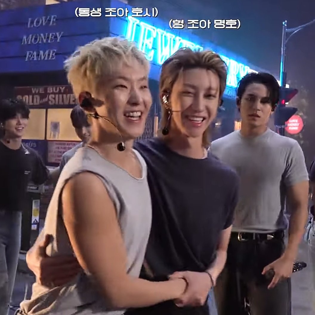 stareightsa's tweet photo. HAND PLACEMENT PLEASE???? XU MINGHAO???? https://t.co/V8G8Km3ozD