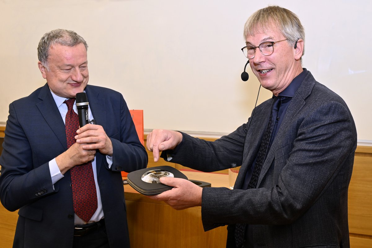 IOCBPrague's tweet image. A great pleasure and scientific feast to host Prof. Hans-Georg Kräusslich @UniHeidelberg today for the annual #TonyHolýLecture! He shared a fascinating story of the early phase of HIV-1 replication and received the Tony Holý Lecture Award from IOCB director Prof. @Konvalinka_Jan.