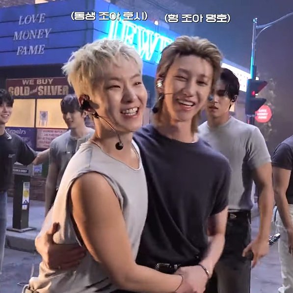 stareightsa's tweet photo. HAND PLACEMENT PLEASE???? XU MINGHAO???? https://t.co/V8G8Km3ozD