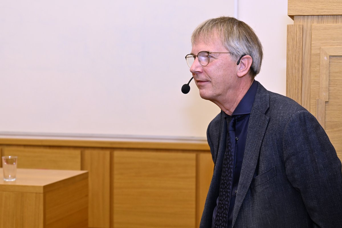 IOCBPrague's tweet image. A great pleasure and scientific feast to host Prof. Hans-Georg Kräusslich @UniHeidelberg today for the annual #TonyHolýLecture! He shared a fascinating story of the early phase of HIV-1 replication and received the Tony Holý Lecture Award from IOCB director Prof. @Konvalinka_Jan.