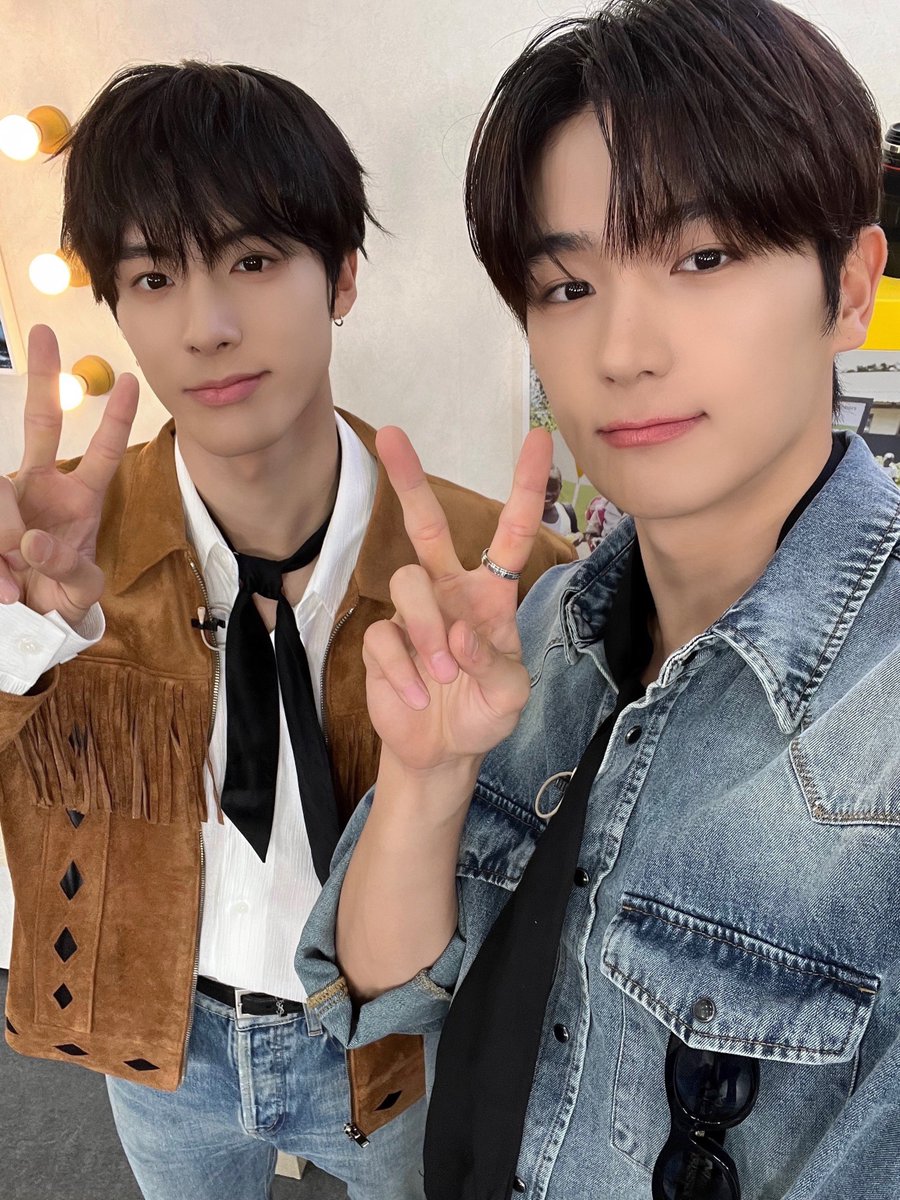 officl_theboyz's tweet photo. [📸] 더보이즈 현재&amp;에릭 사진실의 광선생님 완료✨ 웃음도 가득하고 가슴이 따뜻해지는 소중한 시간이었습니다🥰 유어턴 캠페인에 많은 관심 부탁드려요🫂

#THEBOYZ #더보이즈
#HYUNJAE #현재 #ERIC #에릭 https://t.co/RKhw9LLGx6