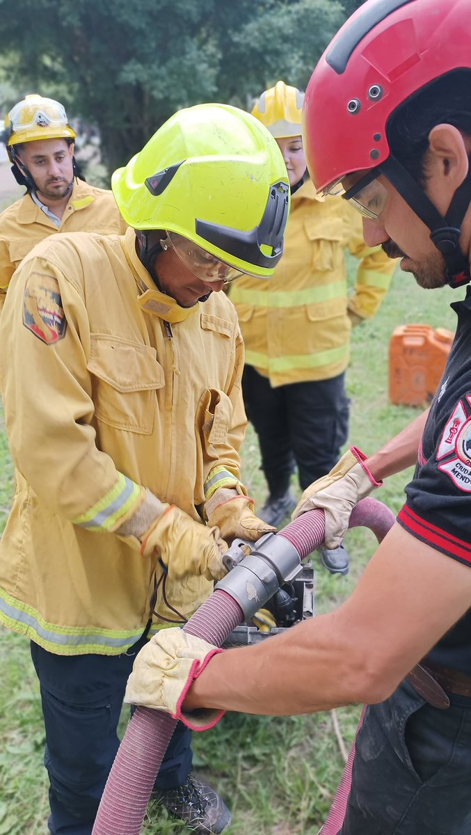 energiayamb_mza's tweet photo. Nueva capacitación en combates de incendios forestales: el personal se prepara para la temporada de riesgo
Más info: https://t.co/1scJqtOqYr https://t.co/ugcGcgTqpe