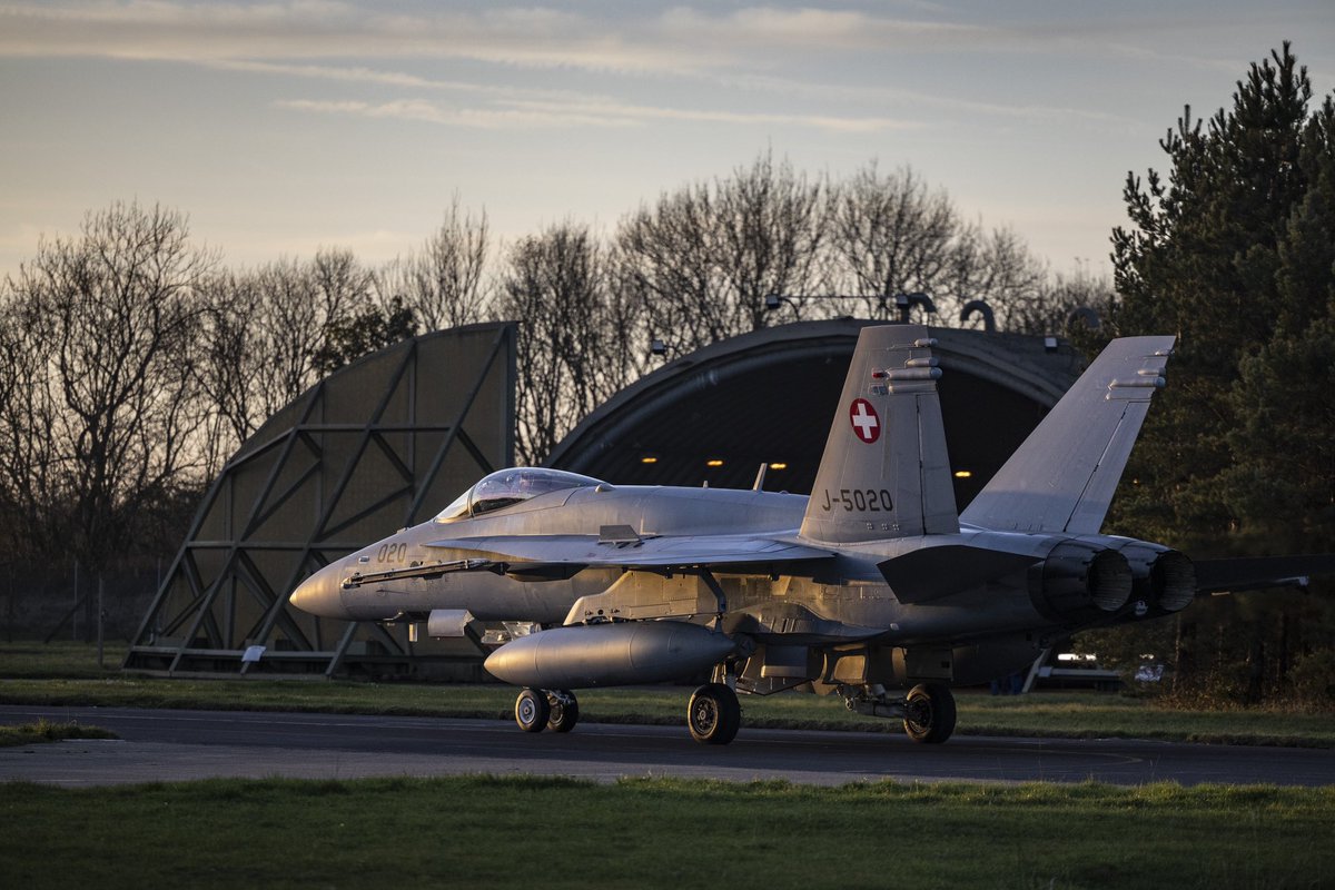 RAF_Leeming's tweet photo. Rounding off our very busy week with a beautiful jet and a beautiful sunset. Who would want to be anywhere else? Happy Friday! ✈️😍 https://t.co/xneKEF1RAn
