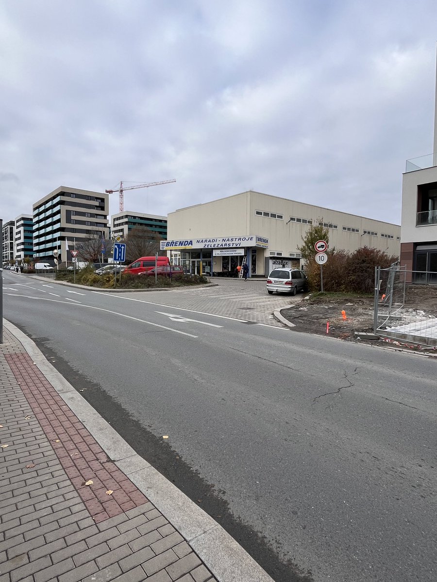 Dnes jsem se sešel na místě s investorem konverze objektu Mechanika na Malešické. Pracujeme na tom, aby se na toto místo mohl vrátit přechod pro chodce. 🚶‍♀️‍➡️🚶‍♂️‍➡️👩‍🦯🚶‍♂️