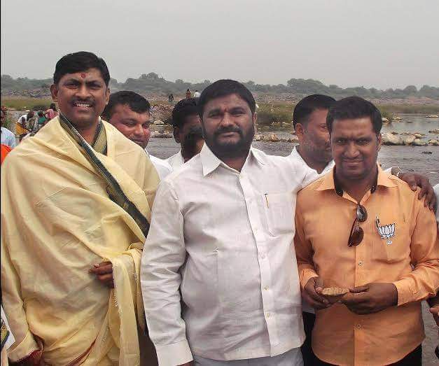 ధర్మపురి లో జరిగిన మొదటి గోదావరి మహా హారతి  కార్యక్రమంలో శ్రీ <a href="/PMuralidharRao/">P Muralidhar Rao</a> గారితో, లింగంపల్లి నర్సింగ్ రావు గారు.