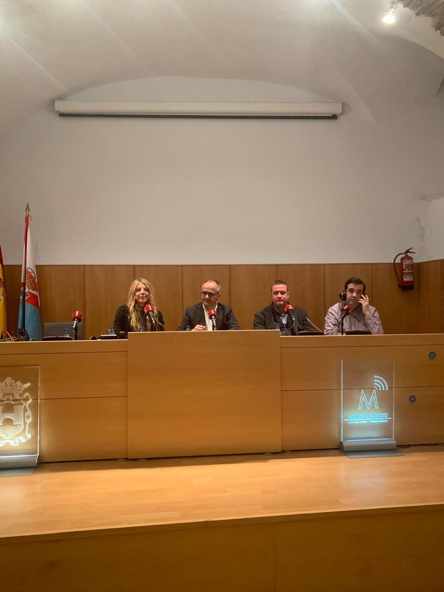esRadio_CyL's tweet photo. 📻 #EsLaMañanaCyL Francisco Roberto Otero Museo de la Radio Luis del Olmo, Ponferrada
🎙 @fcarreracastro, dir. gral. de Edigrup #esRadioCyL; @GavelaGerman, dir. @esradioBierzo @8Bierzo; y Tamara Hernández, dir. informativos y programas #esRadioCyL
🖥 https://t.co/9J0fEJyEcT https://t.co/UcmX3OI5KX