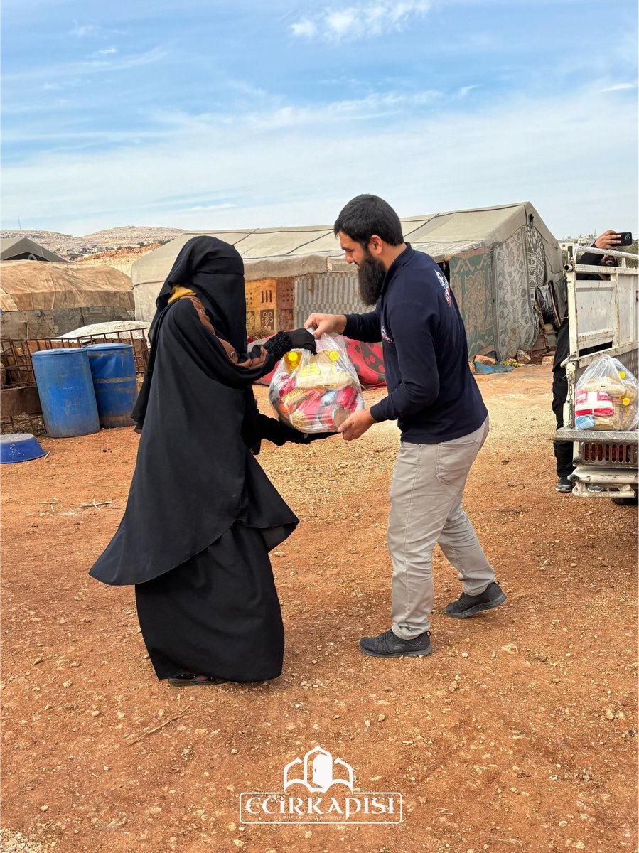 Suriye’nin İdlib bölgesinde, çadırkentlerde yaşayan ailelere gıda kolisi yardımlarını ulaştırdık. Desteklerinizle, ihtiyaç sahiplerine yardım etmeye devam ediyoruz.

Detaylı bilgi ve destek için:⠀⠀⠀⠀
🌐 ecirkapisi.org⠀⠀
📞 0532 174 93 93⠀⠀⠀⠀
📞 +49 162 6689797