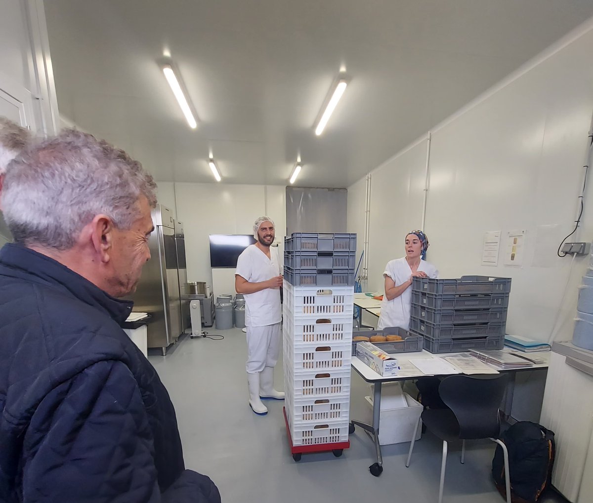Joan_Godia's tweet photo. Acompanyem a membres de @readerasturias a visitar la formatgeria #ElQuall. Els hi expliquem que els ajuts per la transformació del sistema alimentari català aposten per obradors compartits com aquest, en el quals es pot emprendre sense necessitat d’invertir en espai ni maquinària https://t.co/stzRBAYLWS