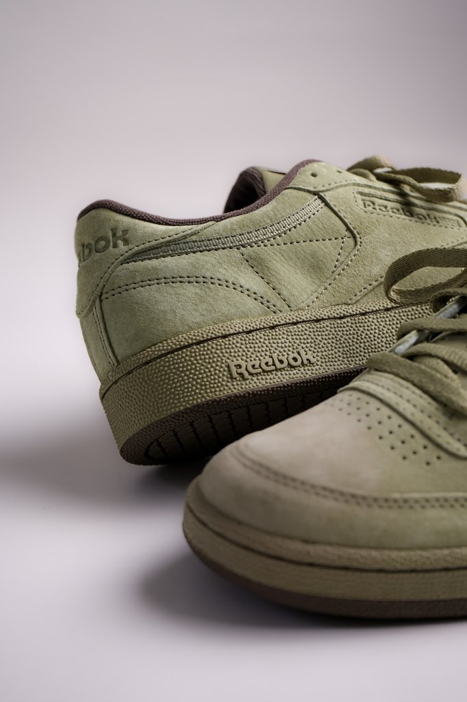 SnK_StreetGym's tweet photo. A metallic chain around the collar add style to these women’s Club C 85 shoes from Reebok. These kicks aren’t for shelves or shoe boxes. They’re made to be worn, with a leather upper in a soft, feminine shade.
#streetgym #reebok #clubc85 https://t.co/nbdUOEO8YE