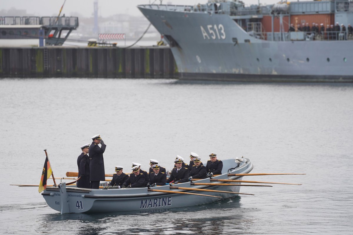 Heute übergab der Kommandeur Einsatzkräfte Marine und Abteilungsleiter Operation im #Marinekommando, Konteradmiral Stefan Haisch, das Kommando über die #Einsatzflottille1 von Flottillenadmiral Sascha Helge Rackwitz an Flottillenadmiral Christian Walter Meyer in #Kiel.