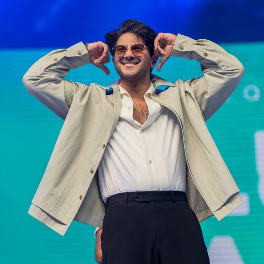 Reyas_Cena25's tweet photo. 𝙄𝙣𝙙𝙞𝙖'𝙨 𝙗𝙞𝙜𝙜𝙚𝙨𝙩 𝙥𝙤𝙡𝙡 32 𝙨𝙩𝙖𝙧𝙨 
- 5 𝙞𝙣𝙙𝙪𝙨𝙩𝙧𝙮 - 1 𝙬𝙞𝙣𝙣𝙚𝙧 💥

Round-3
Who is No1 Star of Indian Cinema?
#Dhanush - Like 🧡 
  🆚
#DulquerSalmaan - Retweet 🔁

[Like - 5Points, Retweet - 20Points, Comment - #Dhanush (or) #DulquerSalmaan - 30Points] https://t.co/WjUmivi616
