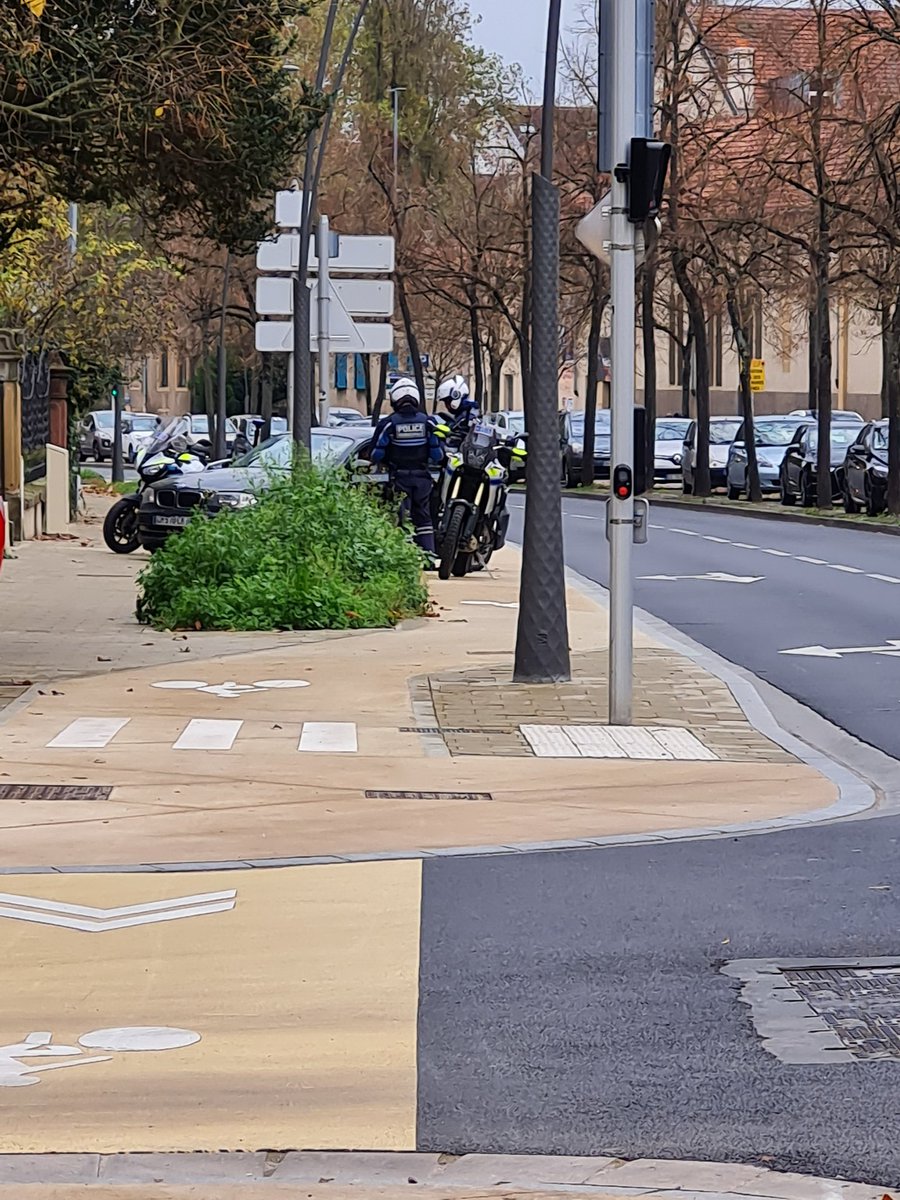Comment voulez vous que la police municipale de la <a href="/VilledeMetz/">Ville de Metz</a> verbalise les #GCUM sur les pistes, quand ils mettent les voitures et motos sur la piste pour verbaliser ???